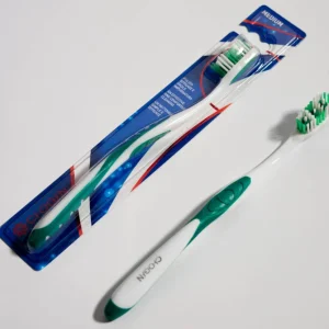 BROSSE À DENTS -SOIES MOYENNES (BLANC-VERT) CHOGAN